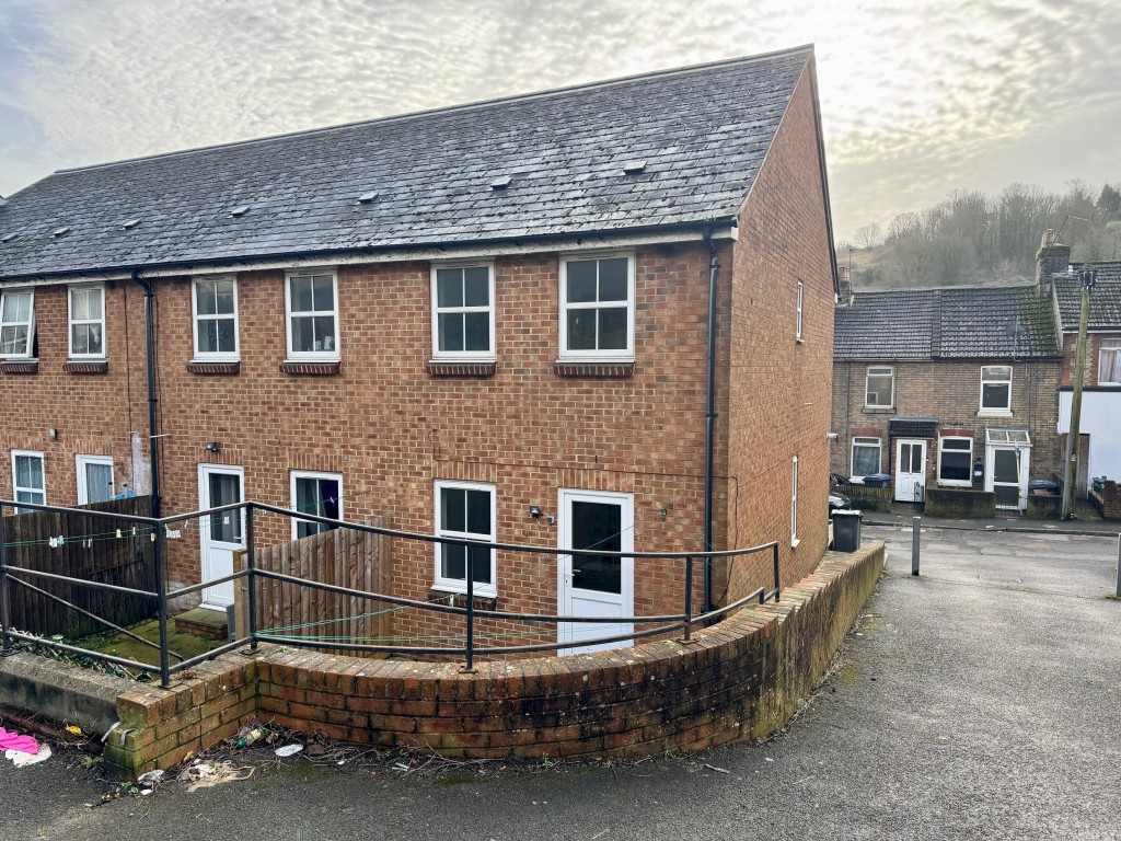 Lot: 67 - MODERN END-TERRACE HOUSE - Rear of property